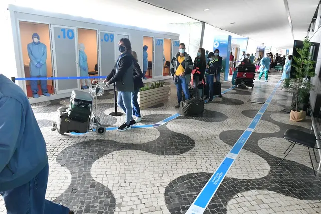 Muitos passageiros acabam por fazer o teste apenas à chegada ao Aeroporto da Madeira. Foto: Rui Silva/Aspress