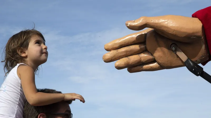 Uma marioneta gigante denominada Amal a simbolizar as meninas refugiadas.&nbsp; Foto&nbsp;EPA/SALVATORE DI NOLFI