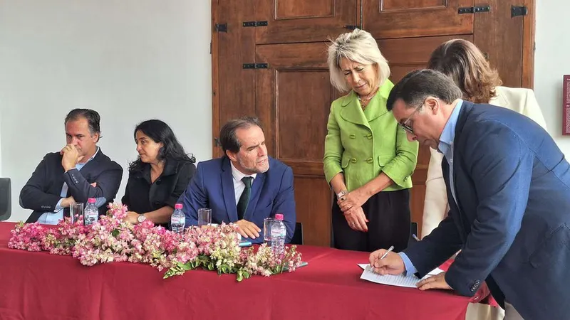 No ano passado, a cerimónia de assinatura dos protocolos que garantiram o financiamento às Casas do Povo decorreu no Convento de Santa Clara.&nbsp;