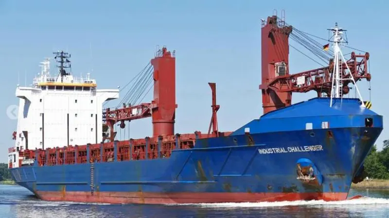 O cargueiro ‘Industrial Challenge’ navega sem problemas ao largo de Cochim, na Índia.
