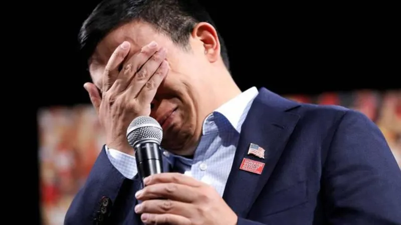 O candidato presidencial nos EUA, Andrew Yang, chora após escutar o relato de uma mãe que viu a filha de 4 anos morrer num tiroteio. FOTO REUTERS/Scott Morgan