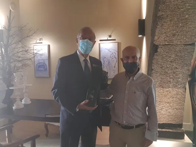Zeca Correia ofereceu uma garrafa de 5 litros de Vinho Madeira ao Presidente.