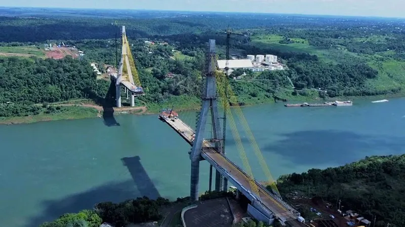 A ponte ainda em construção.&nbsp;