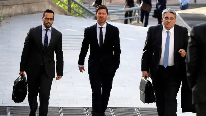 Alonso (ao centro) acompanhado pelos seus advogados, esta manhã, à entrada do tribunal em Madrid. FOTOS J.J. GUILLEN/EPA