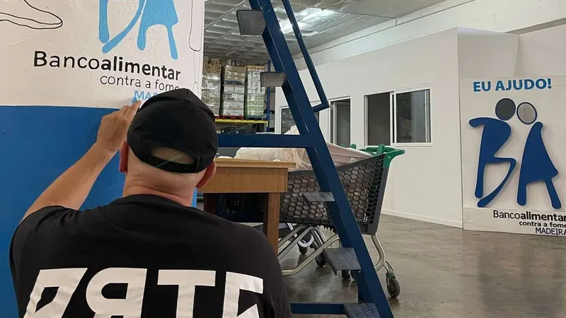 Zeca Diogo durante o processo de criação da obra artística no Banco Alimentar Contra a Fome da Madeira