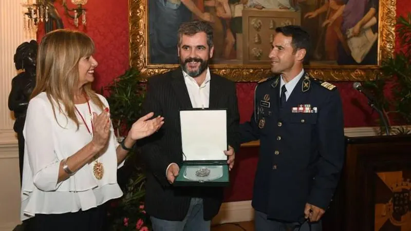 O director do DIÁRIO, Ricardo Miguel Oliveira, recebeu uma cresta de reconhecimento pela colaboração nas celebrações do centenário da GNR na Madeira.  FOTOS HÉLDER SANTOS/ASPRESS