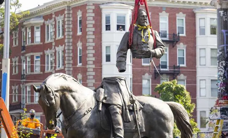 A capsula do tempo foi encontrada na base da estátua do General Robert Lee. Foto DR