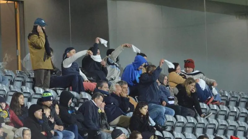 Na Choupana, alguns adeptos arranjaram uma forma de contrariar o frio: agitando os braços para baixo e para cima. O leitor A. G. tem dúvidas que a estratégia resulte.