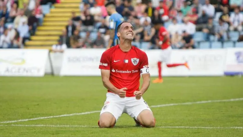 O capitão do Santa Clara, Clemente, festeja a subida ao principal escalão do futebol português. FOTO EDUARDO COSTA/LUSA