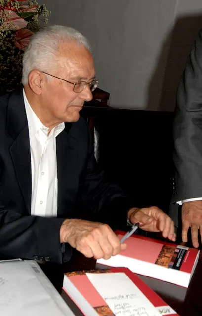 António Loja.