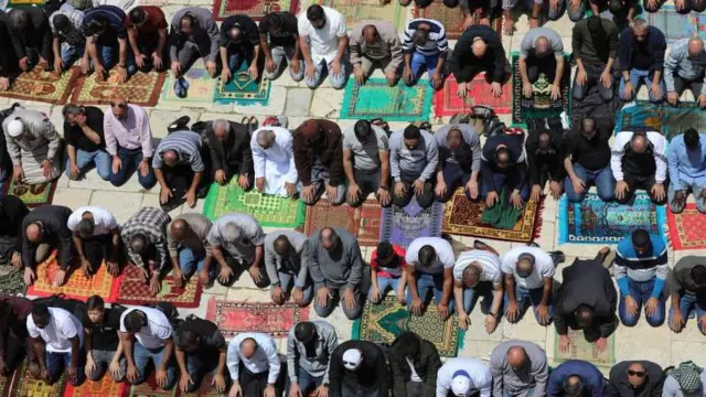 A primeira sexta-feira de orações do Ramadão foi vivida na Palestina por milhares.   Foto EPA
