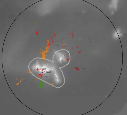 Actividade das descargas eléctricas atmosféricas registada este domingo na Região da Madeira (raio de 200 km)