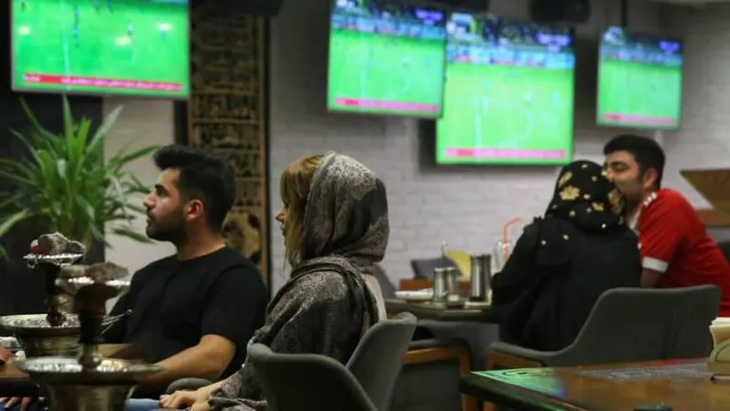 Para já só nos cafés e acompanhadas dos maridos, pais, irmãos ou amigos.   Foto Nazanin Tabatabaee/WANA (West Asia News Agency) via REUTERS