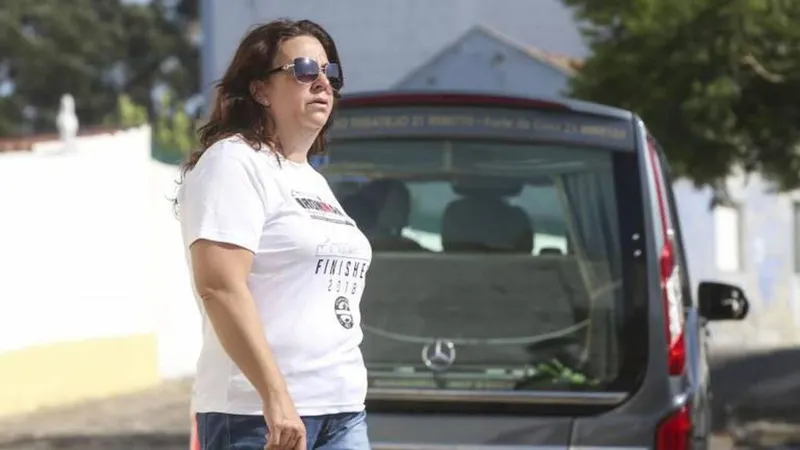 A mulher de Luís Grilo no seu funeral. 