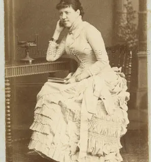Cartão de visita de Maria Celina de Sauvayre da Câmara, com dedicatória à 3ª Condessa de Vila Real. Retrato de estúdio. No verso: "Para a minha boa/ amiga Villa Real/ como prova de/ muita sympathia//". Da caligrafia da 2ª condessa de Mangualde: "M. Celine Sauvayre/ da Camara//". Fotografia Camacho, proveniente do Arquivo da Casa de Mateus