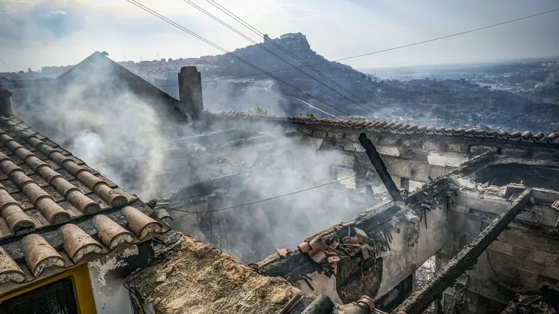 Uma habitação destruída pelo incêndio de ontem em Palmela. O fogo mobilizou 423 operacionais, com o apoio de 129 meios terrestres.