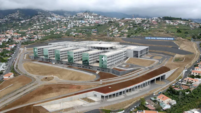 A obra, nesta fase, está parada.