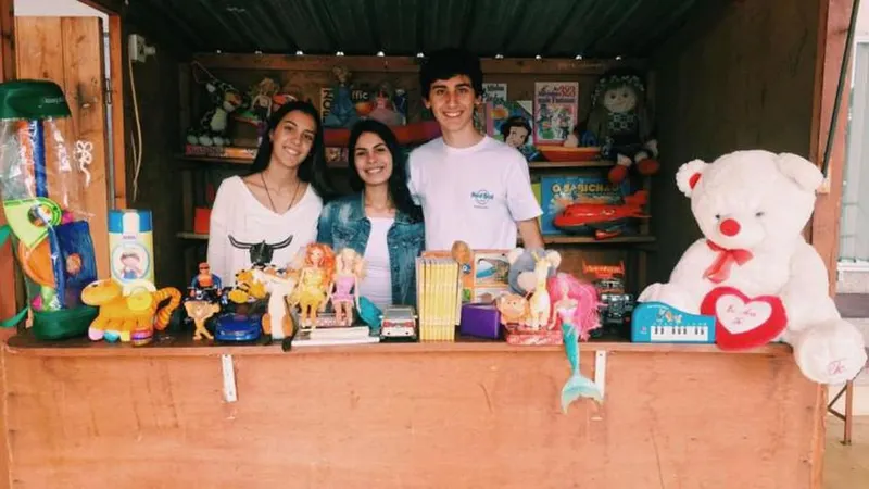 Júlia Baptista à esquerda (vice-presidente da Comissão de Finalistas), ao centro está uma voluntária do Abrigo Nossa Senhora da Conceição e à direita Francisco Maria Pereira (presidente da Comissão de Finalistas do Liceu).