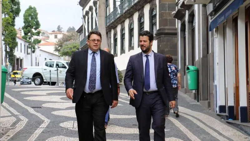 Laurent Wehrli e Miguel Silva Gouveia num passeio pelo Funchal.   Foto DR