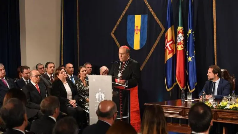 D. Tolentino Mendonça recebeu, na Assembleia Legislativa da Madeira, a Medalha de Mérito da Região. Em Machico foi dado o seu nome a uma rua da cidade.