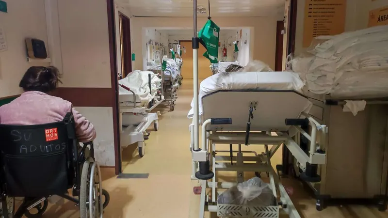 Há um ano, estavam 15 a 20 doentes nos corredores do Serviço de Urgência do Hospital Dr. Nélio
Mendonça à espera de uma cama na
enfermaria.&nbsp;