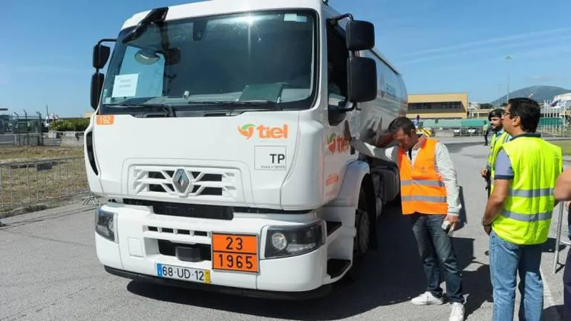 A greve dos motoristas de transporte de matérias perigosas dominou o dia. Desde muito cedo, piquetes de greve marcaram posição junto aos principais locais de partidas dos camiões. O governo definiu serviços mínimos e a PSP e a GNR fizeram escolta. Nos postos de abastecimento houve muito menos filas do que na última greve, em Abril.