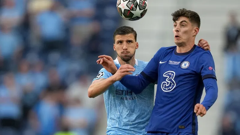 Jovem alemão apertado pelo português Ruben Dias.&nbsp; &nbsp;Foto&nbsp;EPA/HUGO DELGADO
