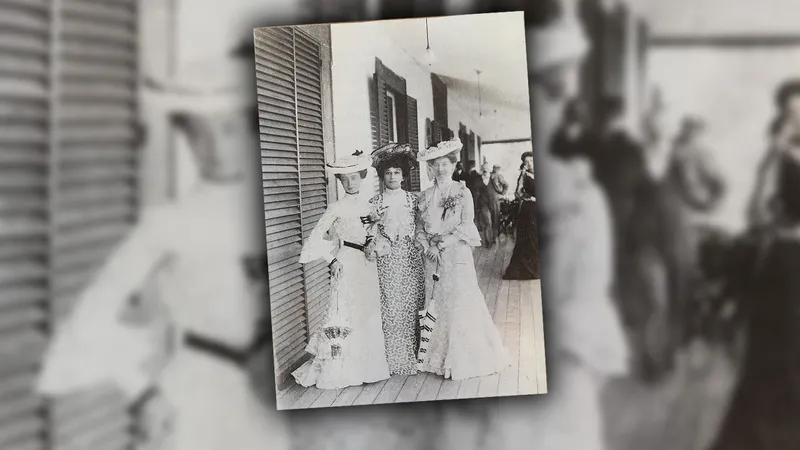 Senhoras Sauvaire da Câmara, com uma amiga, Mrs. Robert Thridgould, no Palácio Torre Bela. cerca de 1900, photographia Vicentes.<br>