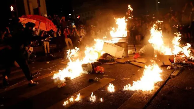 Manifestações sempre violentas em Hong Kong.   Fotos Reuters