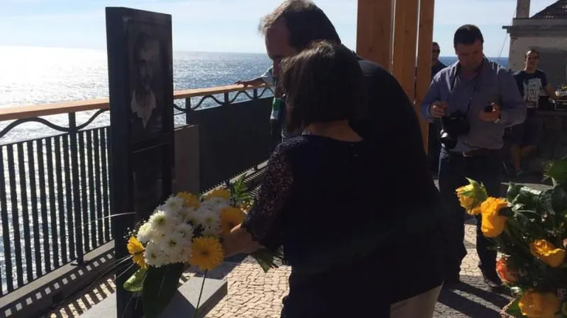 A deposição de uma coroa de flores junto à placa a assinalar o agora denominado Largo Dr. João Maurício Batista Abreu dos Santos.  Fotos DR
