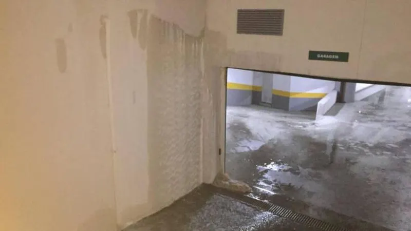 As águas estavam a verter para o interior da garagem. Imagem obtida às 21 horas desta terça-feira.