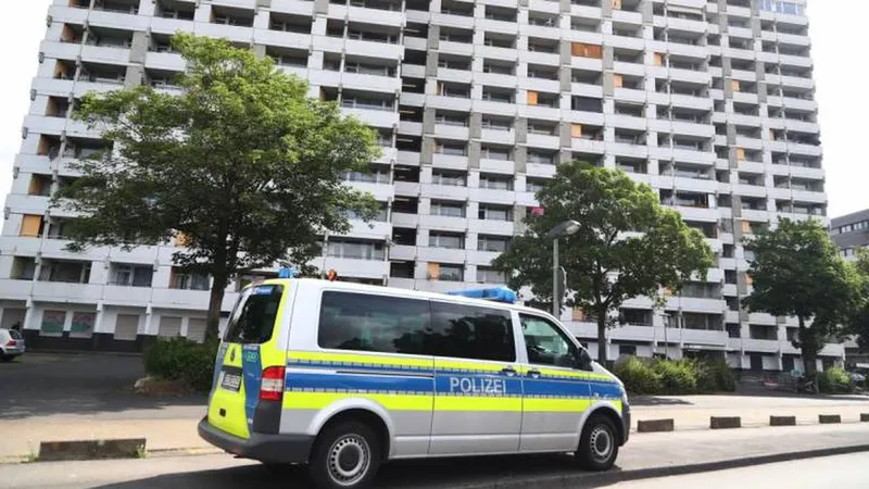 700 moradores deste edifício no centro da cidade de Goettingen vão ser testados após surgir um foco com 105 pessoas com teste positivo. Foto EPA/FOCKE STRANGMANN