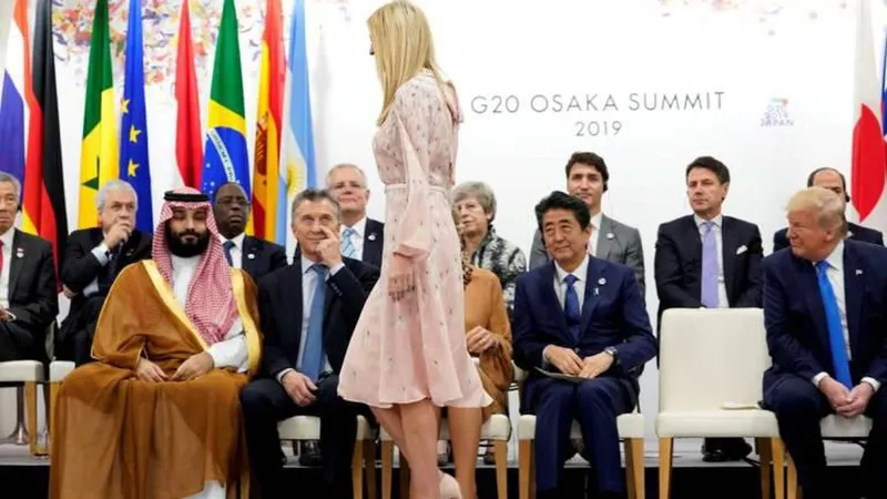 A consultora da Casa Branca e filha do presidente do EUA Ivanka Trump junto aos líderes da Cimeira do G20, em Osaka, Japão. FOTO REUTERS/Kevin Lamarque