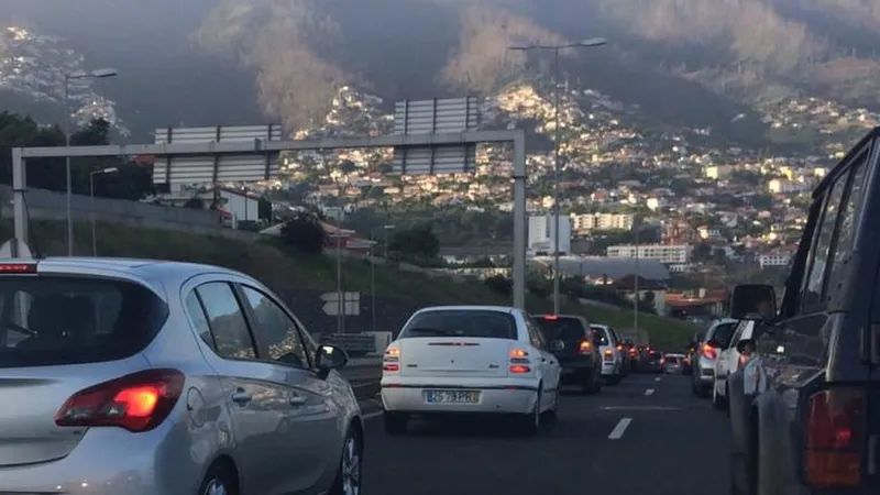 Num sentido o trânsito quase parado. Fotos DR