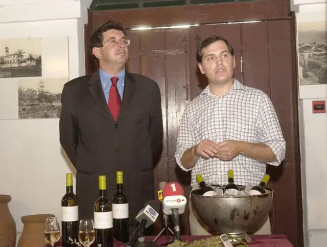 Téofilo Cunha em Setembro de 2005, juntamente com o então presidente do Instituto do Vinho (Paulo Rodrigues), na apresentação da marca de vinho branco com o nome da sua família, ‘Reis da Cunha’. FOTO MANUEL NICOLAU/ARQUIVO DIÁRIO