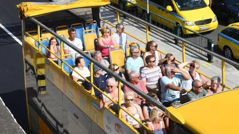 O grupo suspeito mistura-se com os turistas, anda de autocarro, de teleférico e até paga para entrar nos museus. Fingem-se de turistas para furtar carteiras.
