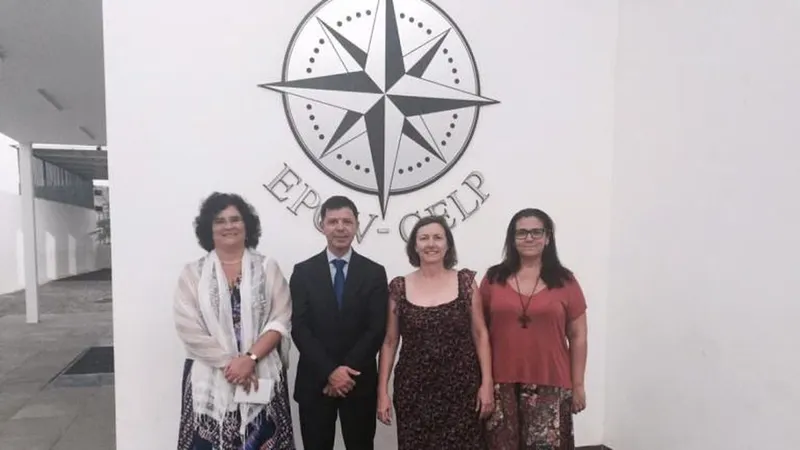 A embaixadora (à esquerda) e Rui Gnçalves visitaram a Escola Portuguesa de Cabo Verde.   Foto DR