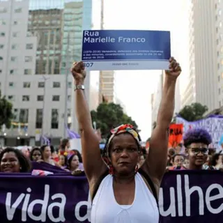 Franco, de 38 anos, negra, lésbica, nascida num complexo de favelas violentas e militante de esquerda do Partido Socialismo e Liberdade (PSOL), denunciava abusos policiais nas favelas e batia-se pela defesa dos direitos humanos.