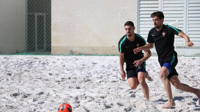 Madeirense (à direita na foto) voltou a merecer a confiança do seleccionador nacional.  Foto DR