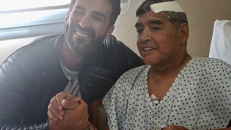 Imagem de arquivo de Leopoldo Luque com Maradona. FOTO AFP