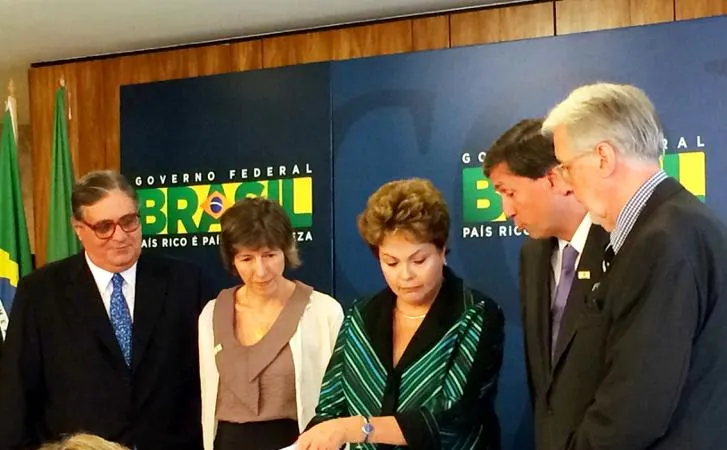 Pedro Dalari (segundo a partir da direita) na entrega do relatório sobre os crimes da ditadura militar.&nbsp; &nbsp;Foto DR/Twitter