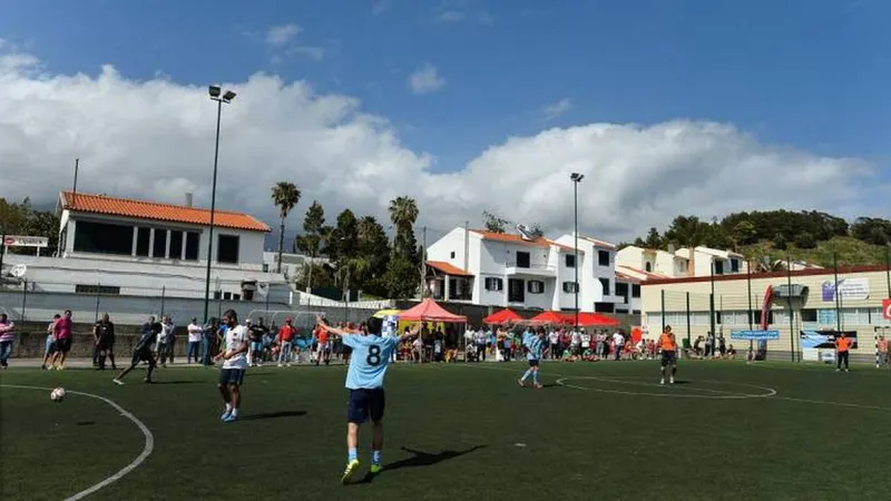 O polidesportivo tem um campo sintéctico.