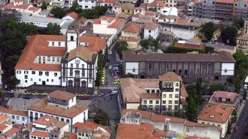 O sermão será na Igreja de São João Evangelista (Colégio). O jantar na varanda do Museu de Arte Sacra do Funchal, em frente.