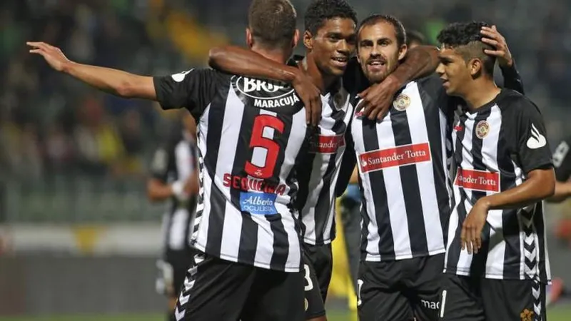 Os festejos do golo do Nacional, que na altura dava vantagem no jogo.   Foto José Coelho/Lusa