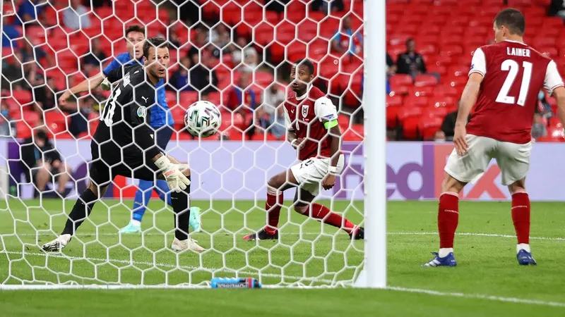 O momento que desbloqueou a eliminatória para os italianos.&nbsp; Foto&nbsp;EPA/Carl Recine