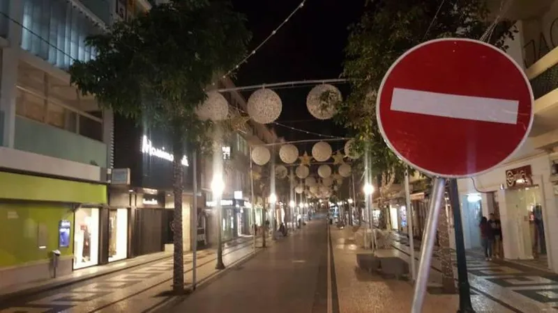 Ao contrário do que constava do programa oficial do Governo regional, as luzes de Natal não acenderam esta noite.
