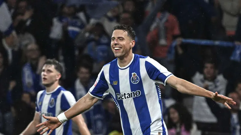 O jogador do FC Porto Jan Bednarek celebra após marcar um golo frente ao Alverca, durante o jogo disputado no Estádio do Dragão, a 2 de Maio