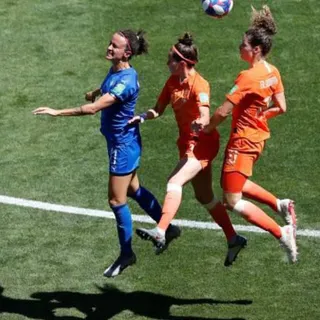 Momento do jogo Itália-Holanda dos quartos de final do campeonato do mundo de futebol feminino, que decorre em França. Foto REUTERS/Bernadett Szabo