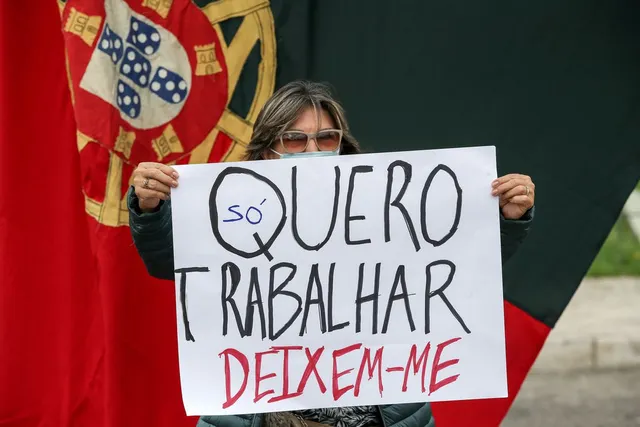Manifestação
Gerações à Rasca em protesto contra as medidas tomadas pelo Governo no âmbito do
estado de emergência, por se entenderem ser desapropriadas, no que toca à
sustentabilidade da economia do país, e contraproducentes, para o sector da
saúde, esta manhã na Praça do Marquês de Pombal. FOTO MANUEL DE ALMEIDA/LUSA
