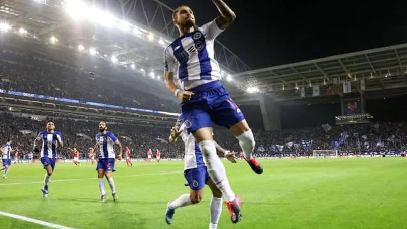 Alex Telles celebra o seu golo. FOTO MANUEL FERNANDO ARAUJO/LUSA